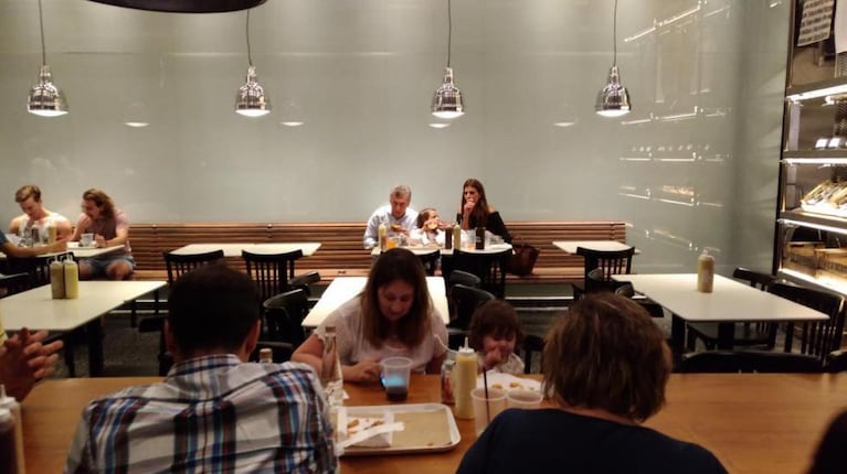 Mauricio Macri, Juliana y la pequeña Antonia comiendo hamburguesas.