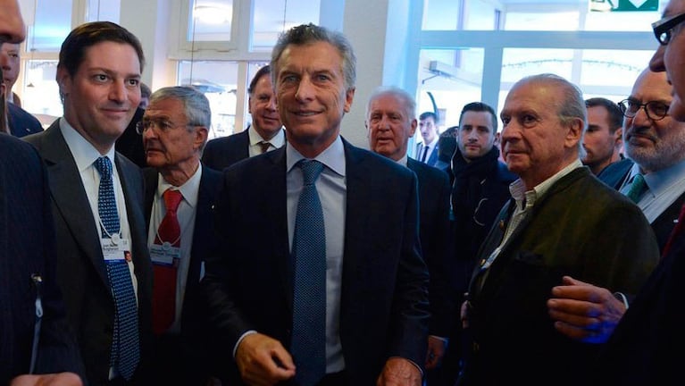 Mauricio Macri junto a empresarios y políticos en Davos.