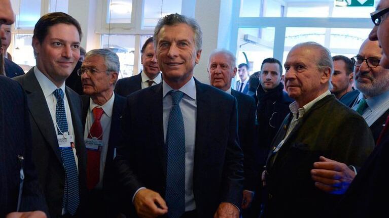 Mauricio Macri junto a empresarios y políticos en Davos.