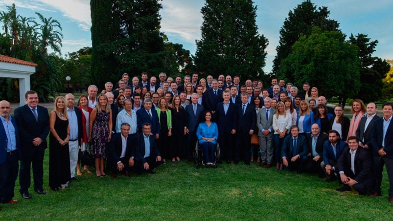 Mauricio Macri junto a los diputados y senadores del oficialismo.