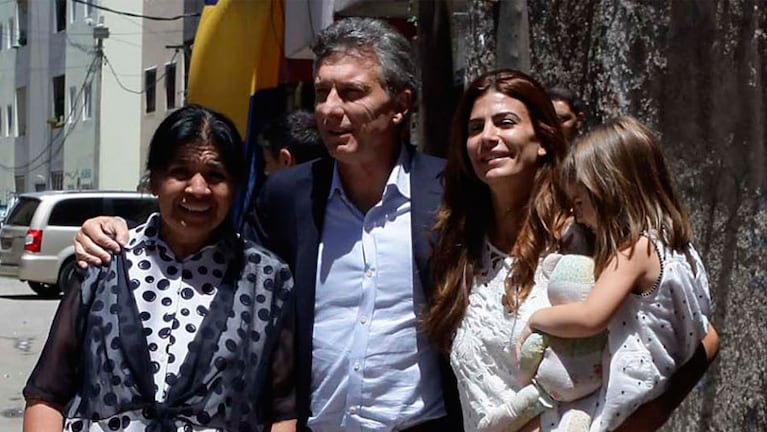 Mauricio Macri, Margarita Barrientos , Juliana y Antonia en el comedor Los Piletones.