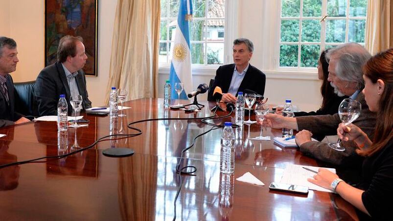 Mauricio Macri responde a los periodistas alemanes en Olivos.