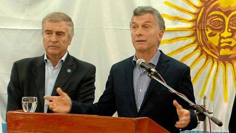 Mauricio Macri y el ministro Oscar Aguad en la sede de la Armada.