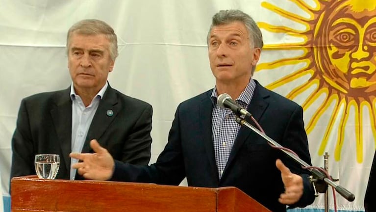 Mauricio Macri y el ministro Oscar Aguad en la sede de la Armada.