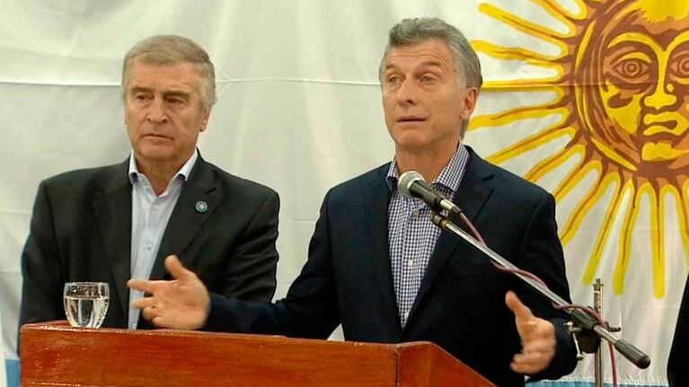 Mauricio Macri y el ministro Oscar Aguad en la sede de la Armada.