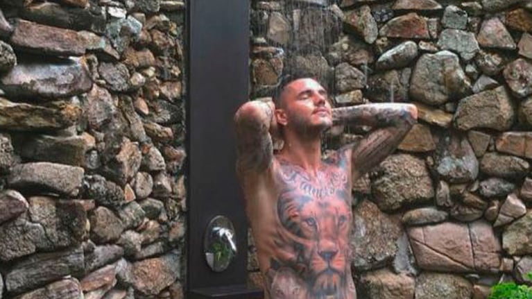 Mauro Icardi, desnudo y en la ducha.