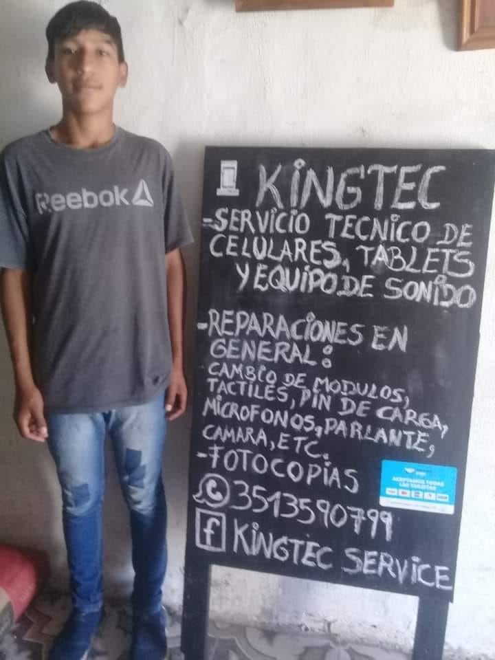 Mauro tiene 14 años y arregla celulares. Necesita ayuda para su taller.