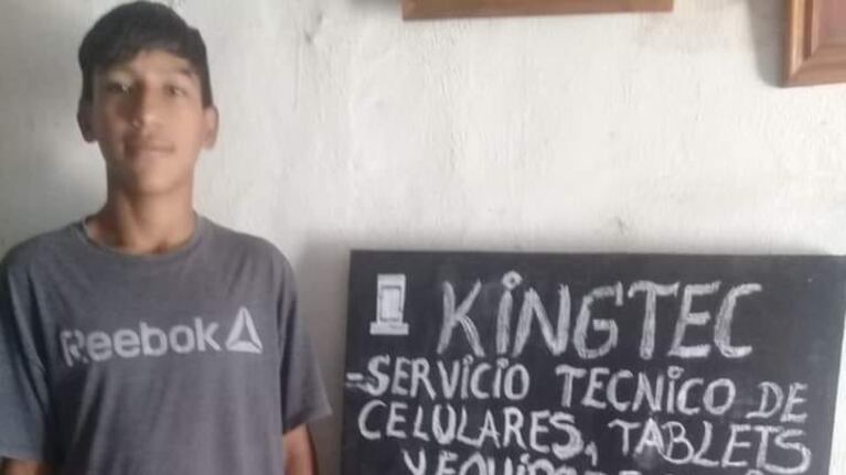 Mauro tiene 14 años y arregla celulares. Necesita ayuda para su taller.