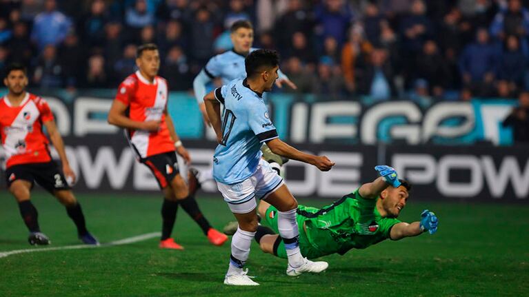 Maxi Comba ya empujó la pelota a la red. Foto: Prensa Belgrano.