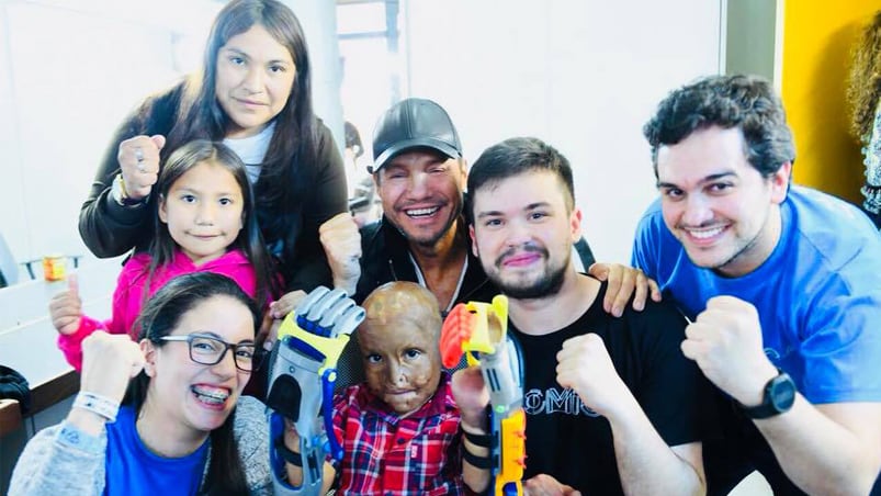 Maxi, Tinelli y Tubaro celebrando junto al niño salteño.