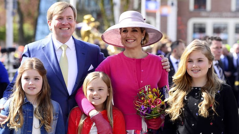 Máxima Zorreguieta, el Rey Guillermo y sus tres hijas. / FOTO: AFP.