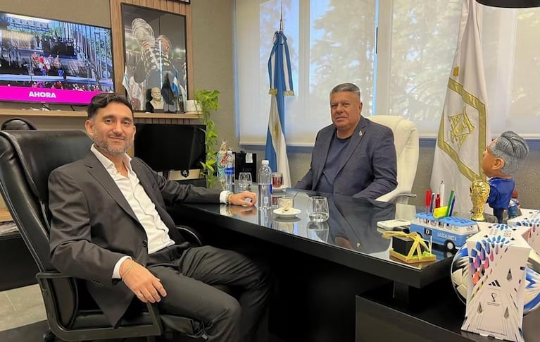 Maximiliano Ariel Vallejo, de Sur Finanzas, en la oficina de Chiqui Tapia, de la AFA