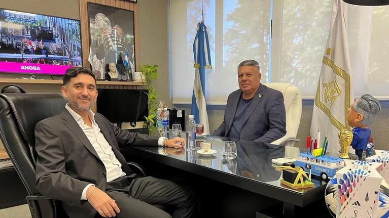 Maximiliano Ariel Vallejo, de Sur Finanzas, en la oficina de Chiqui Tapia, de la AFA