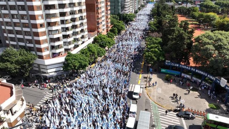 Máximo Kirchner y un mensaje al presidente: "El Gobierno es con la gente adentro”