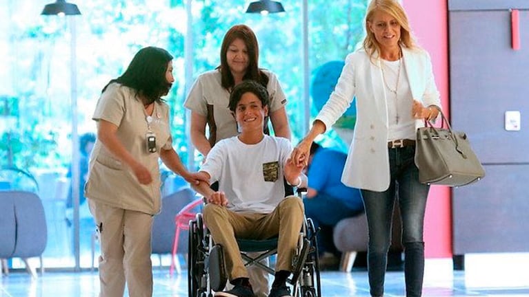 Máximo se levantó de la silla de ruedas y salió de la clínica caminando.