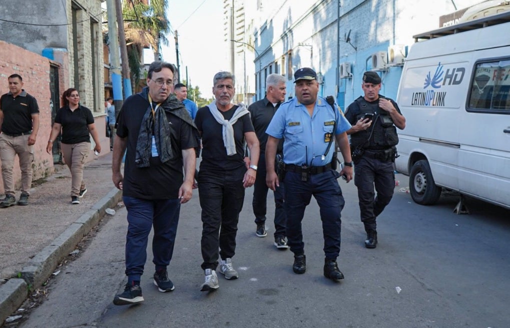 Mazza, en un reciente operativo en cancha de Belgrano junto al ministro de Seguridad, Juan Pablo Quinteros, y el titular del Cosedepro, Marcelo Frossasco.