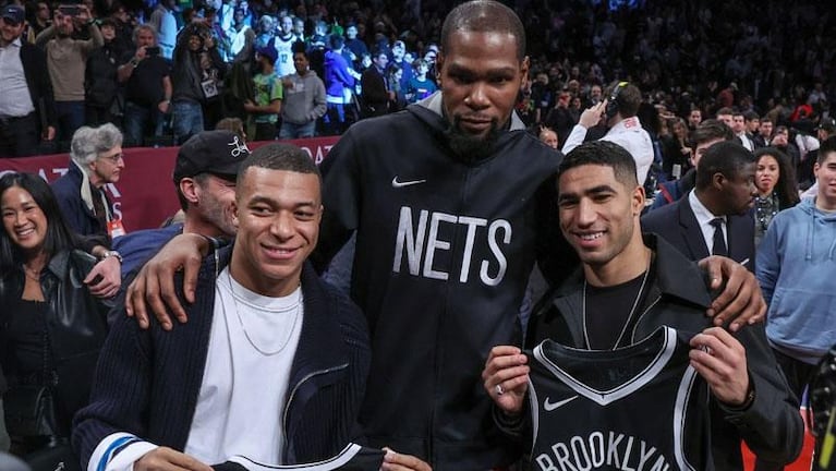 Mbappé fue a un partido de la NBA y un grupo de argentinos le cantó "Muchachos"