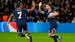 Mbappé y Messi salvaron al PSG en su cancha.