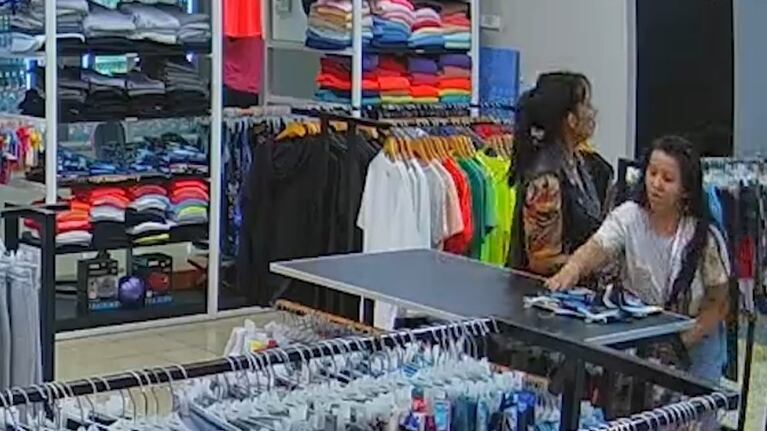 Mecheras robaron ropa por $500.000 y cayeron en pleno centro de Córdoba: el video