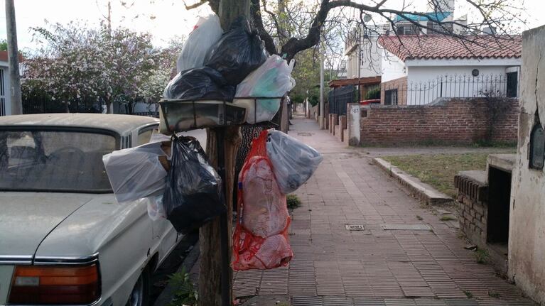 Media ciudad de Córdoba tiene la basura en las calles hace días. Foto: Karina Vallori.