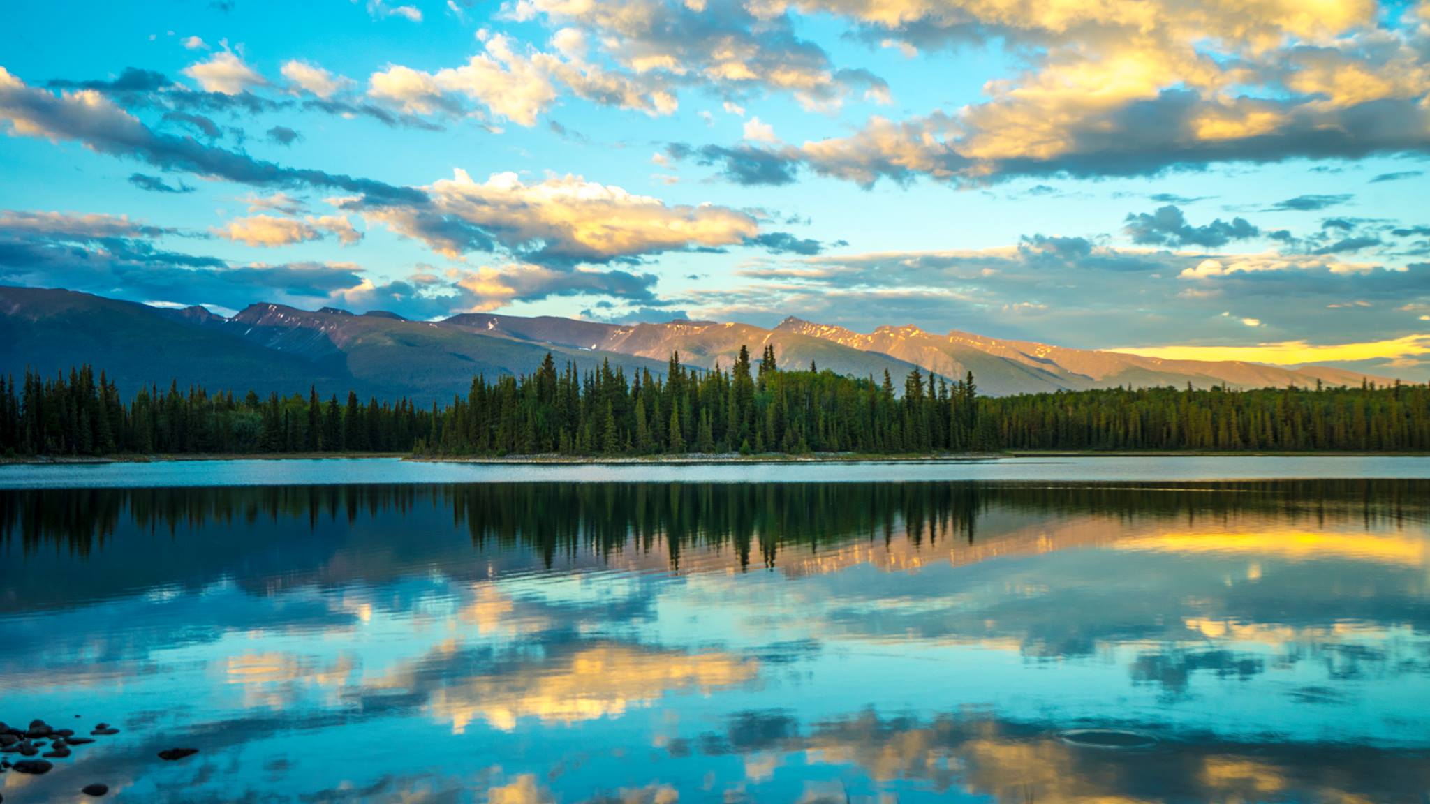 Medianoche en Boya Lake, Canadá. Foto: Jason Salisbury.