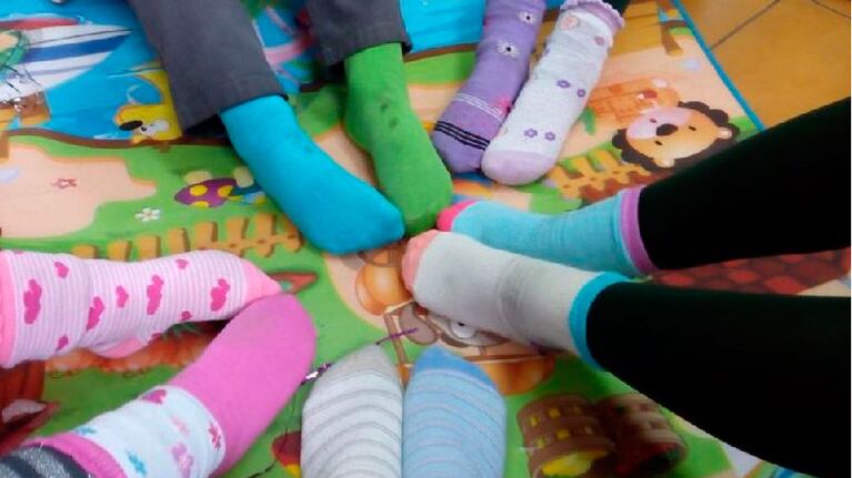 Medias coloridas y diferentes se multiplicaron en las redes.
