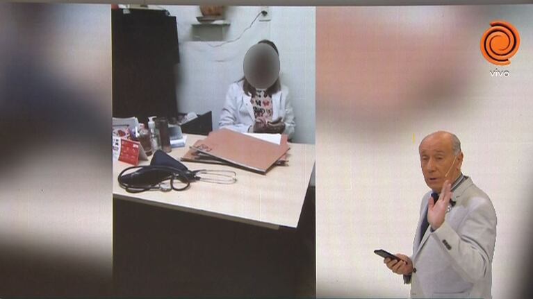Médica atendió sin despegar la vista del celular