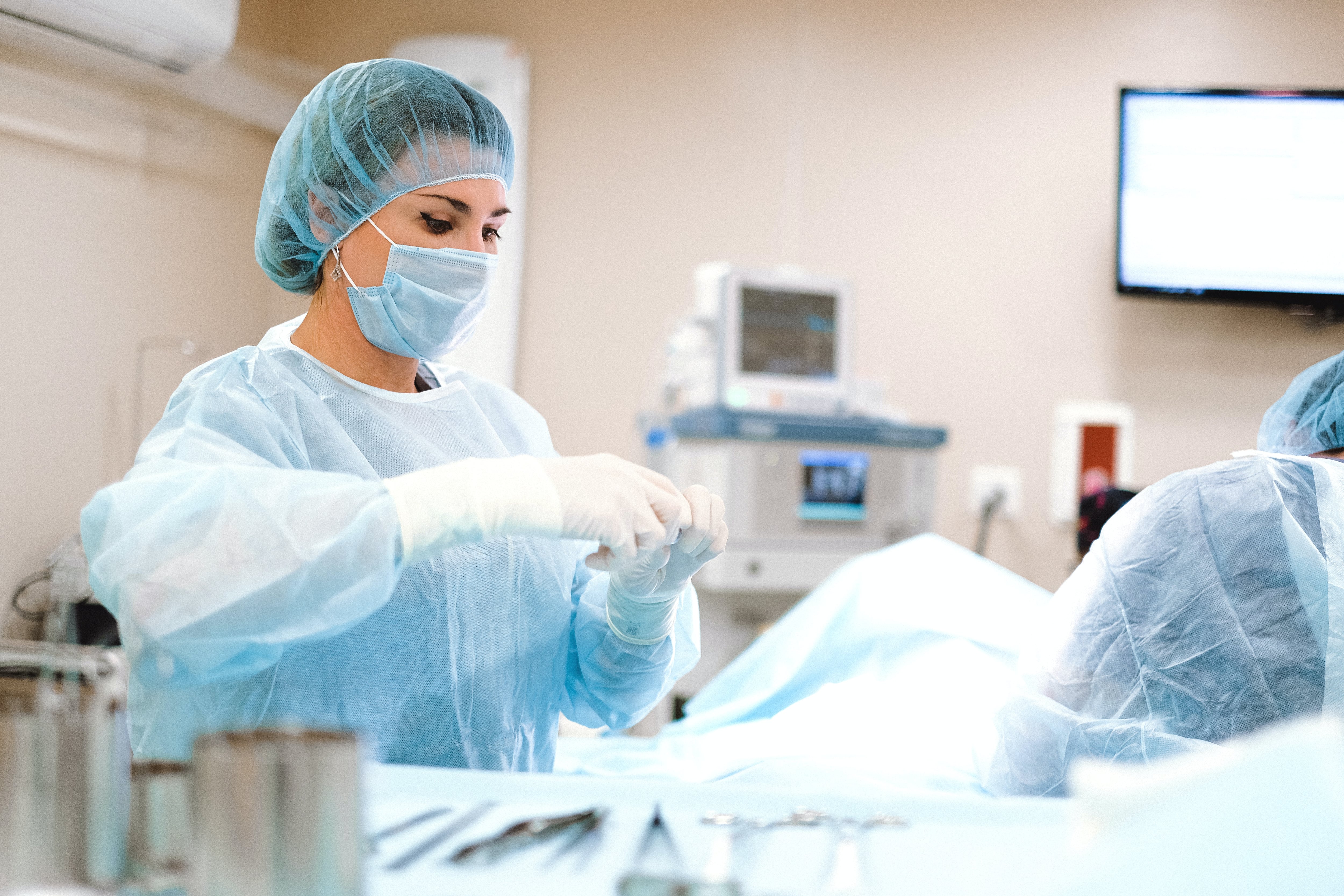 Médica realizando cirugía estética.