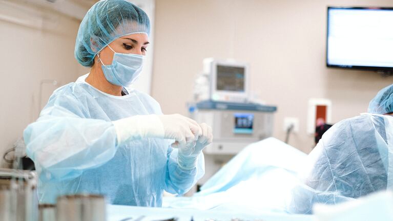Médica realizando cirugía estética.