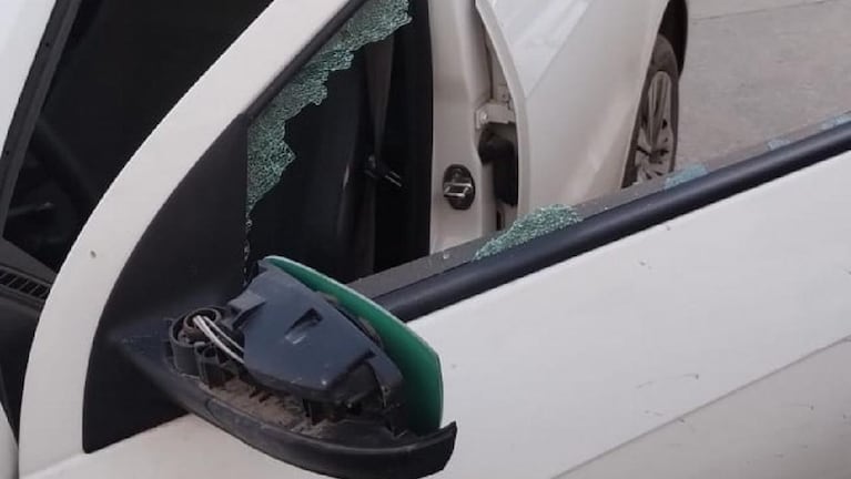 Médico destruyó a piedrazos auto (Foto: gentileza Cadena 3)