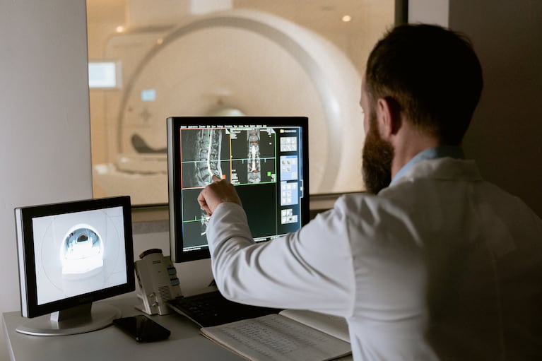 Médico realizando resonancia magnética. 