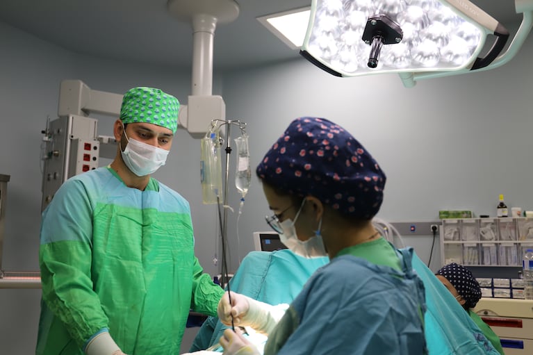 Médicos realizando cirugía en quirófano.