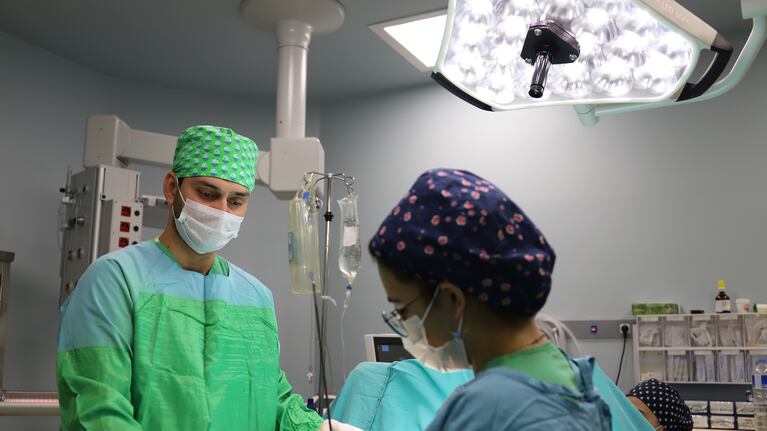 Médicos realizando cirugía en quirófano.