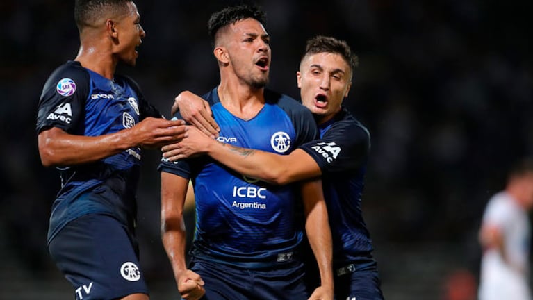 Medina abrazado por sus compañeros festejando su único gol con la "T".