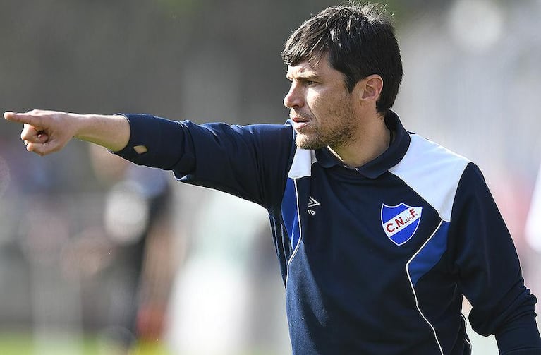 Medina comenzó dirigiendo inferiores en Nacional de Uruguay.
