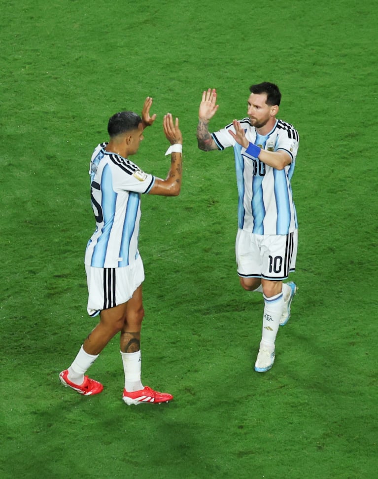 Medina con Messi en el triunfo ante Argelia. REUTERS/Siphiwe Sibeko