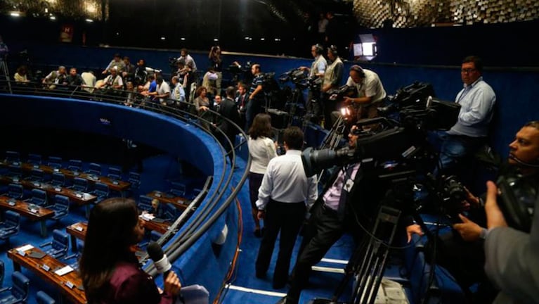 Medios de todo el mundo esperan la definición del Senado de Brasil. Foto: O'Globo.