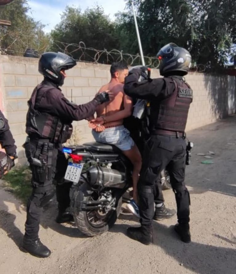 Megaoperativo policial en Córdoba: tiroteo, un oficial herido y 30 detenidos