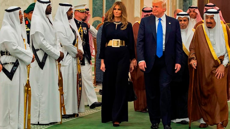 Melania sin velo y Donald Trump llegan a Arabia Saudita. Foto: EFE