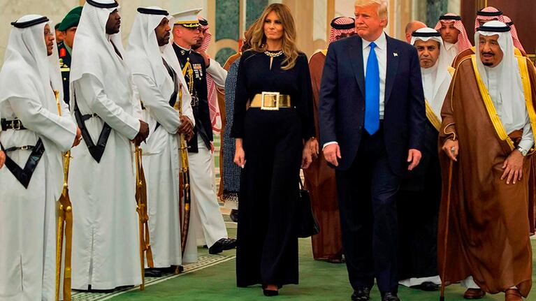Melania sin velo y Donald Trump llegan a Arabia Saudita. Foto: EFE