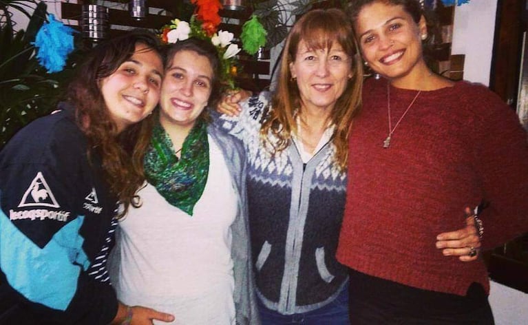 Melín con sus dos hermanas y con su madre.