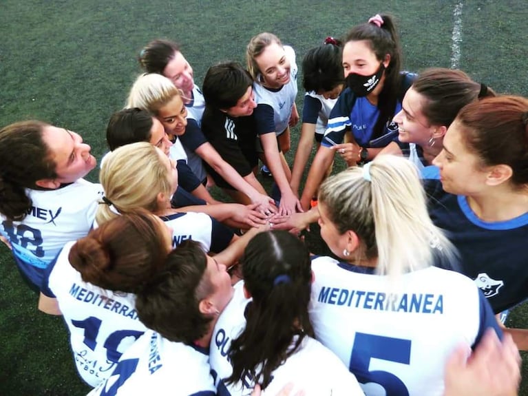 Melín y su equipo de fútbol.