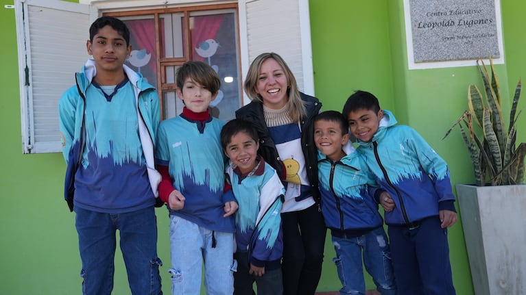 Melisa y sus cinco alumnos de la escuela Leopoldo Lugones.