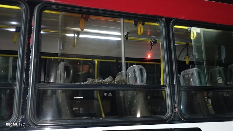 Menores apedrearon un colectivo, policías los detuvieron pero fueron agredidos para que los liberaran