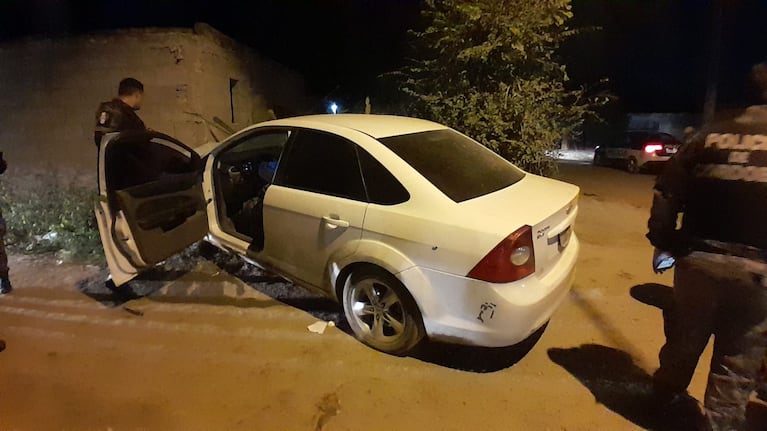 Menores de 16 años robaron un auto, los persiguió la Policía y cayeron tras estrellarse con una pared