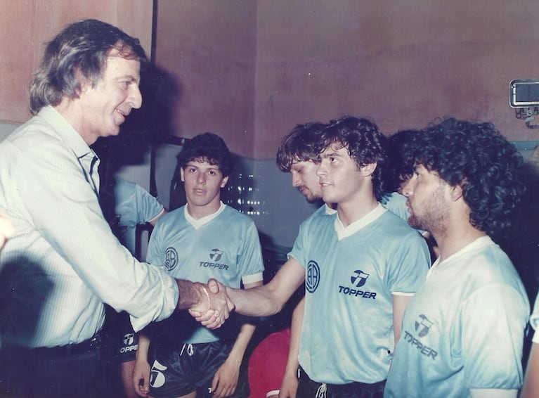 Menotti saludando a jugadores de Belgrano.