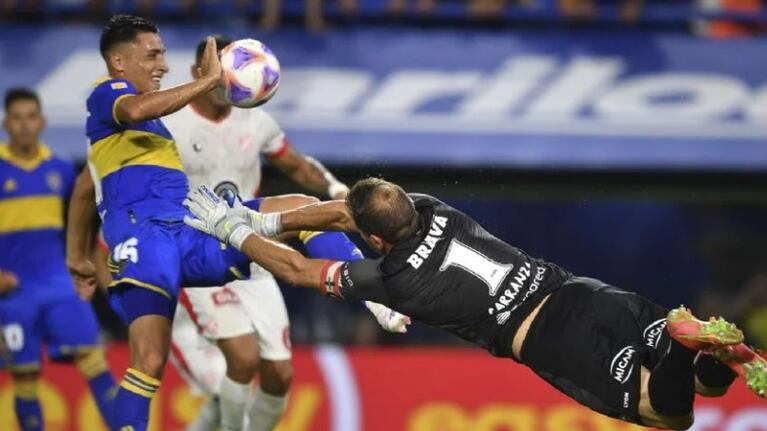 Merentiel y Carranza disputaron la pelota y derivó en la gran polémica de la noche.