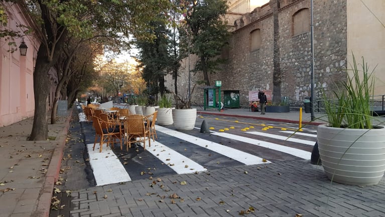 Mesas sobre la calle, más peatonal y ciclovía: la nueva postal del centro.