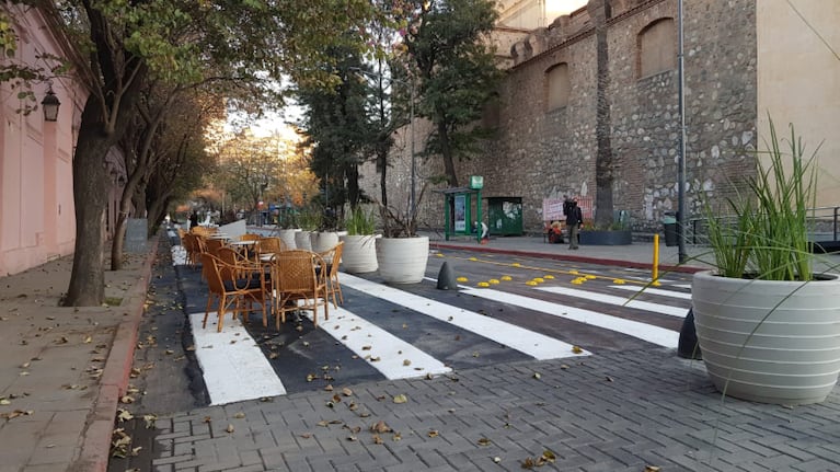 Mesas sobre la calle, más peatonal y ciclovía: la nueva postal del centro.