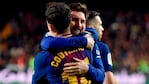 Messi abraza a Coutinho tras su primer tanto en el Barsa. Foto: AFP.